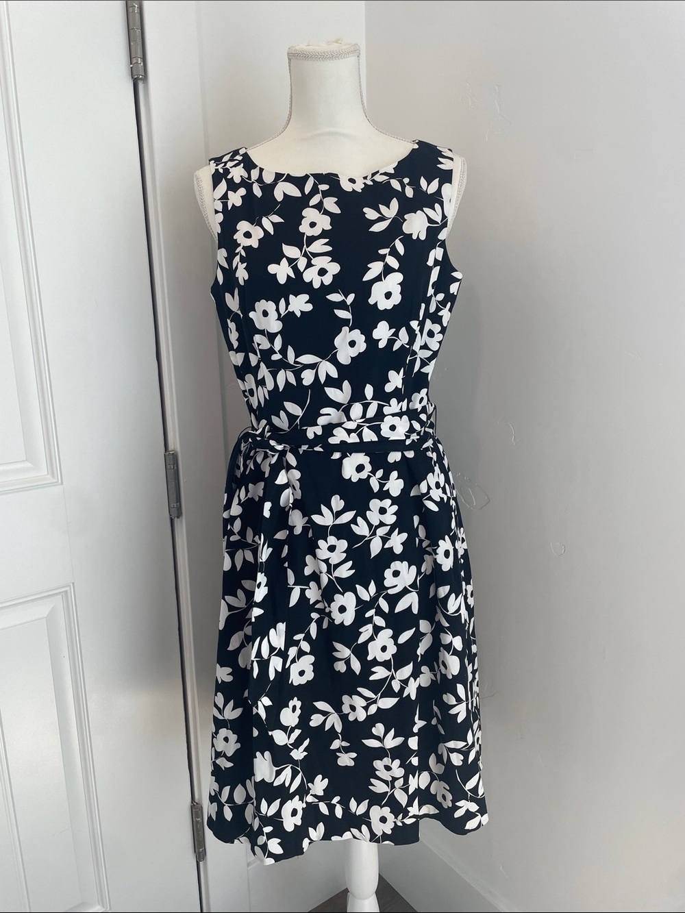Anne Klein Black/White Lined Floral Midi Dress w/Pockets and Self-Tie Belt. EUC